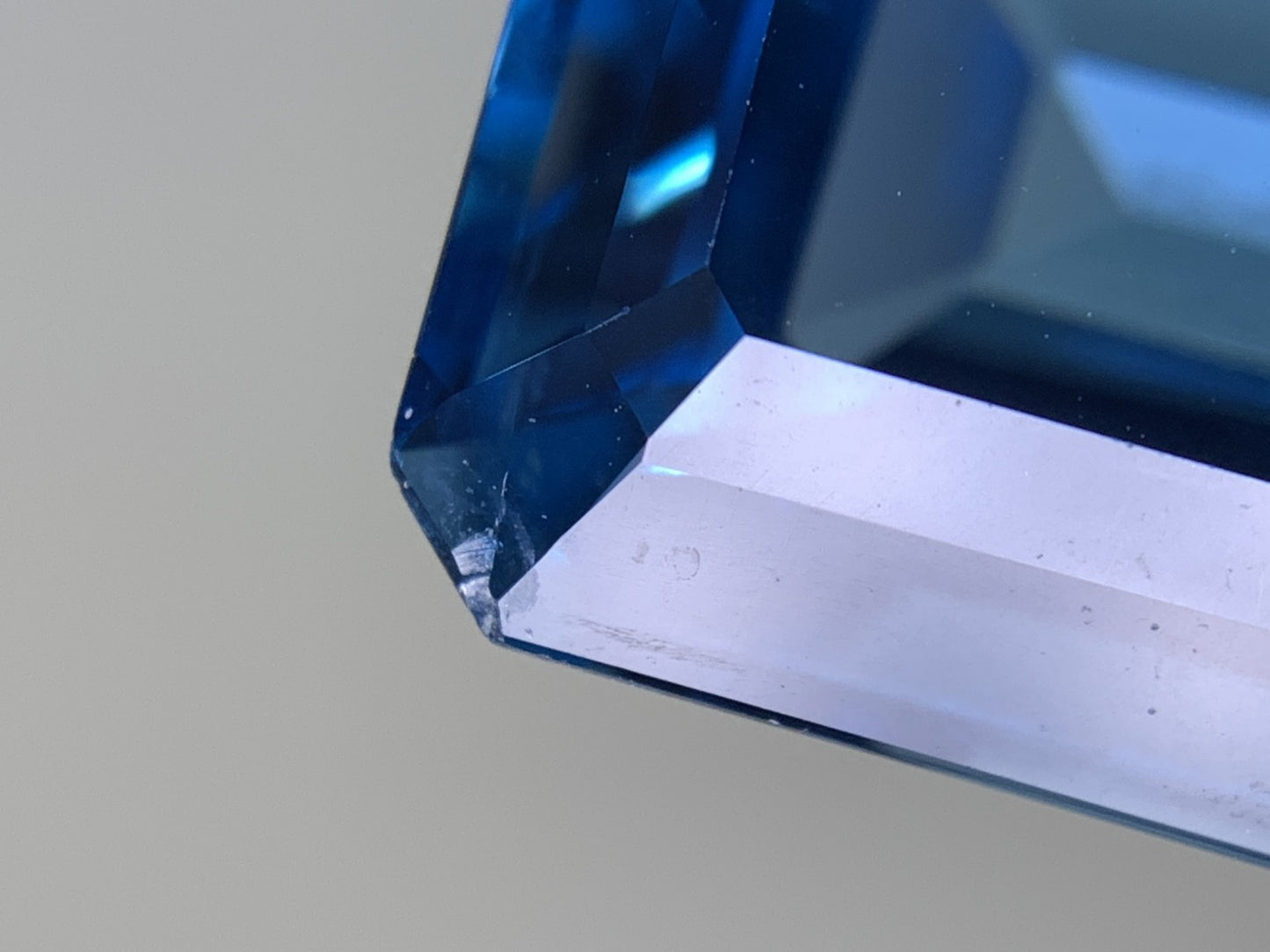 ブルートパーズ 28.836ct  宝石ソーティング付き  19.9㎜×14.8㎜×10.0㎜  天然 ルース（ 裸石 ） 4421Y