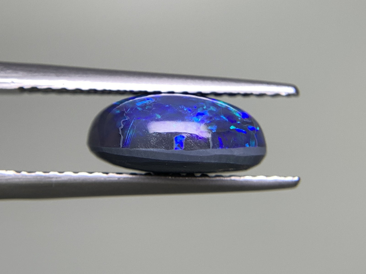 ブラックオパール 2.699ct  中央宝石ソーティング付き  10.9㎜×8.4㎜×4.8㎜  天然 ルース（ 裸石 ） 4481Y
