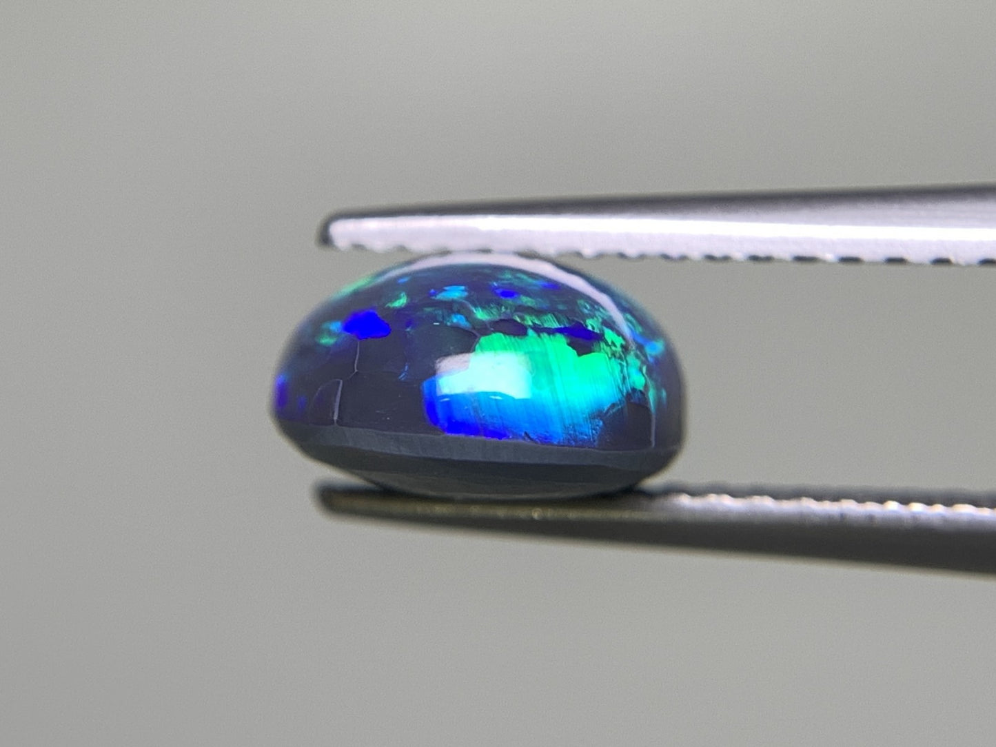 ブラックオパール 2.699ct  中央宝石ソーティング付き  10.9㎜×8.4㎜×4.8㎜  天然 ルース（ 裸石 ） 4481Y