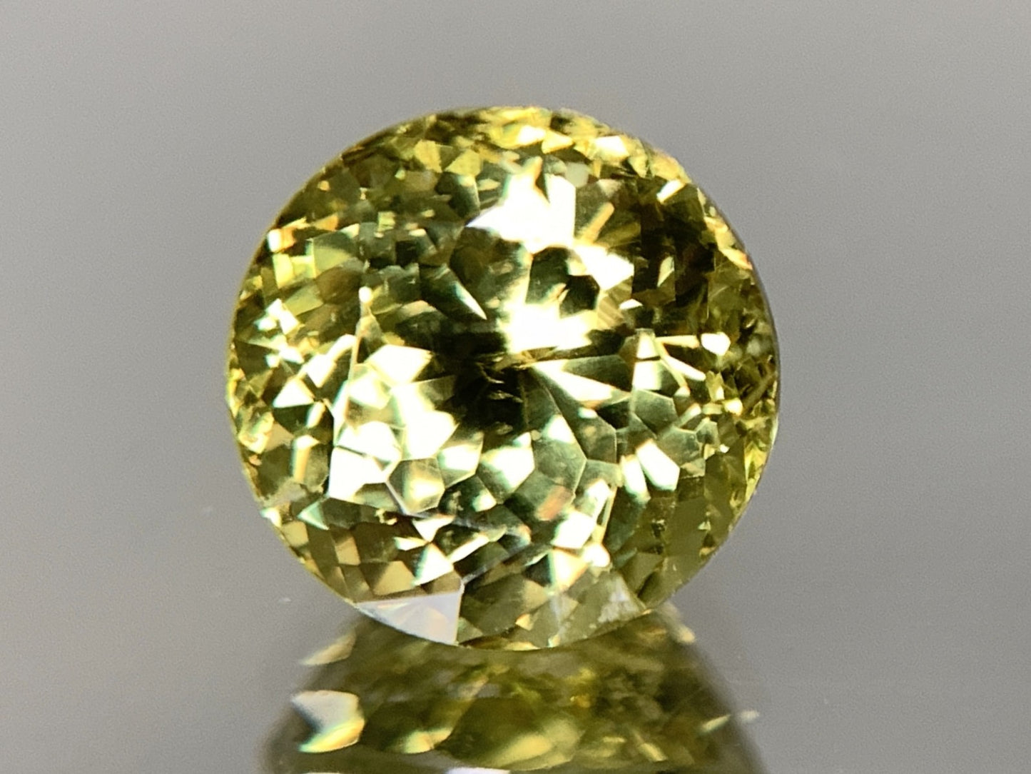グロシュラライト/アンドラダイトガーネット 2.467ct  宝石ソーティング付き  7.6㎜×7.6㎜×5.7㎜  天然 ルース（ 裸石 ） 4482Y
