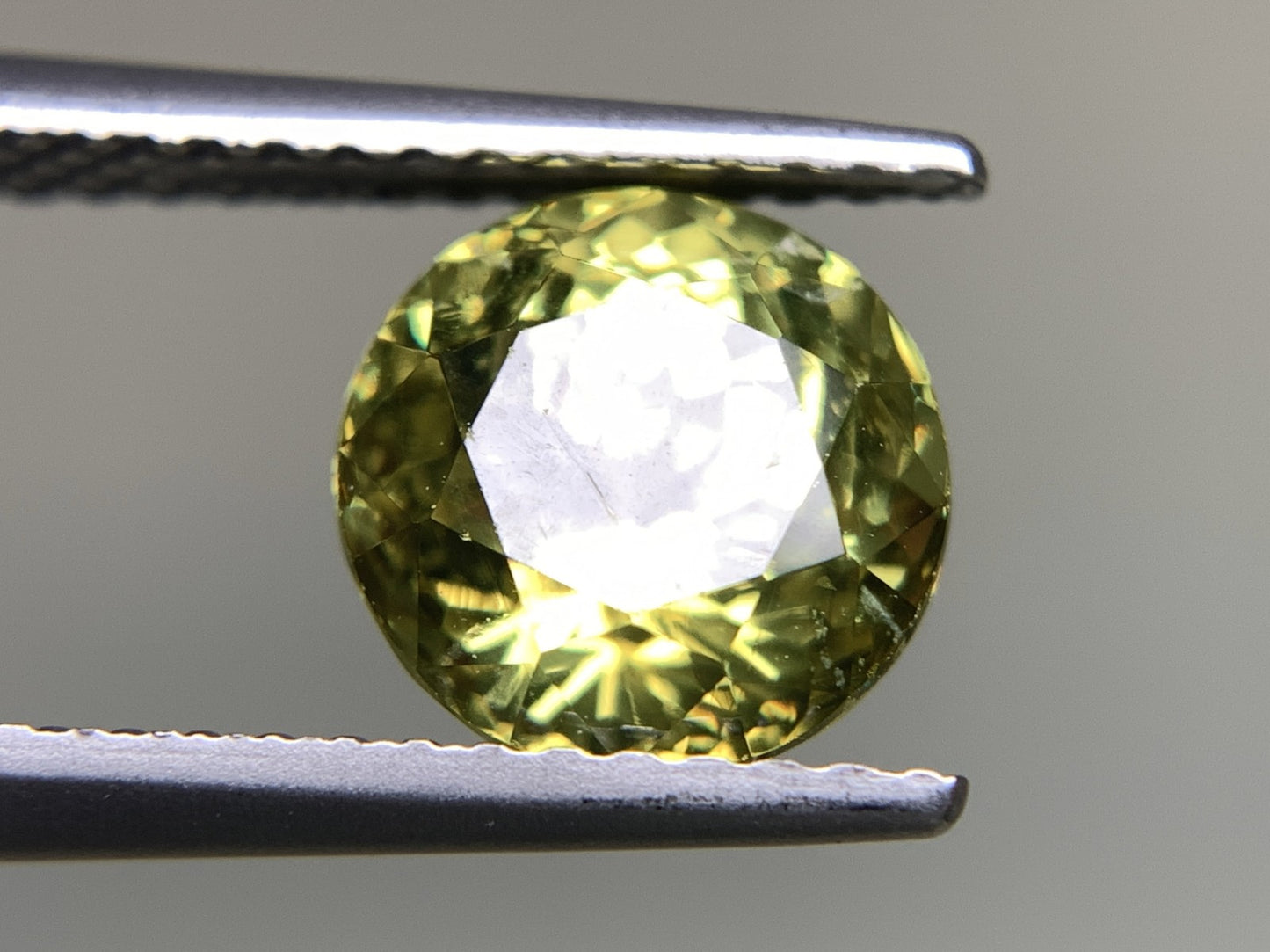 グロシュラライト/アンドラダイトガーネット 2.467ct  宝石ソーティング付き  7.6㎜×7.6㎜×5.7㎜  天然 ルース（ 裸石 ） 4482Y