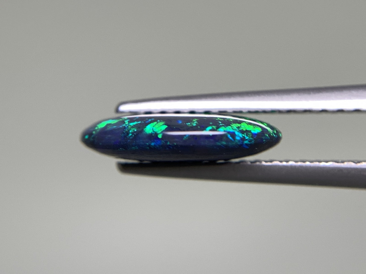 ブラックオパール 1.856ct  中央宝石ソーティング付き  11.5㎜×9.4㎜×2.8㎜  天然 ルース（ 裸石 ） 4489Y