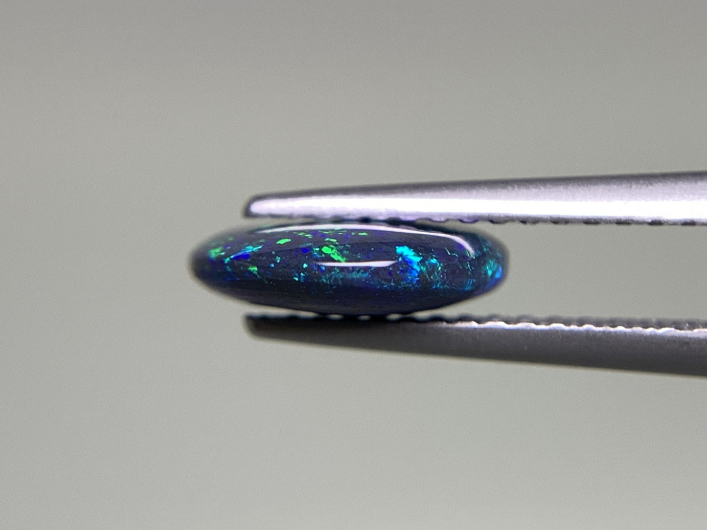 ブラックオパール 1.856ct  中央宝石ソーティング付き  11.5㎜×9.4㎜×2.8㎜  天然 ルース（ 裸石 ） 4489Y