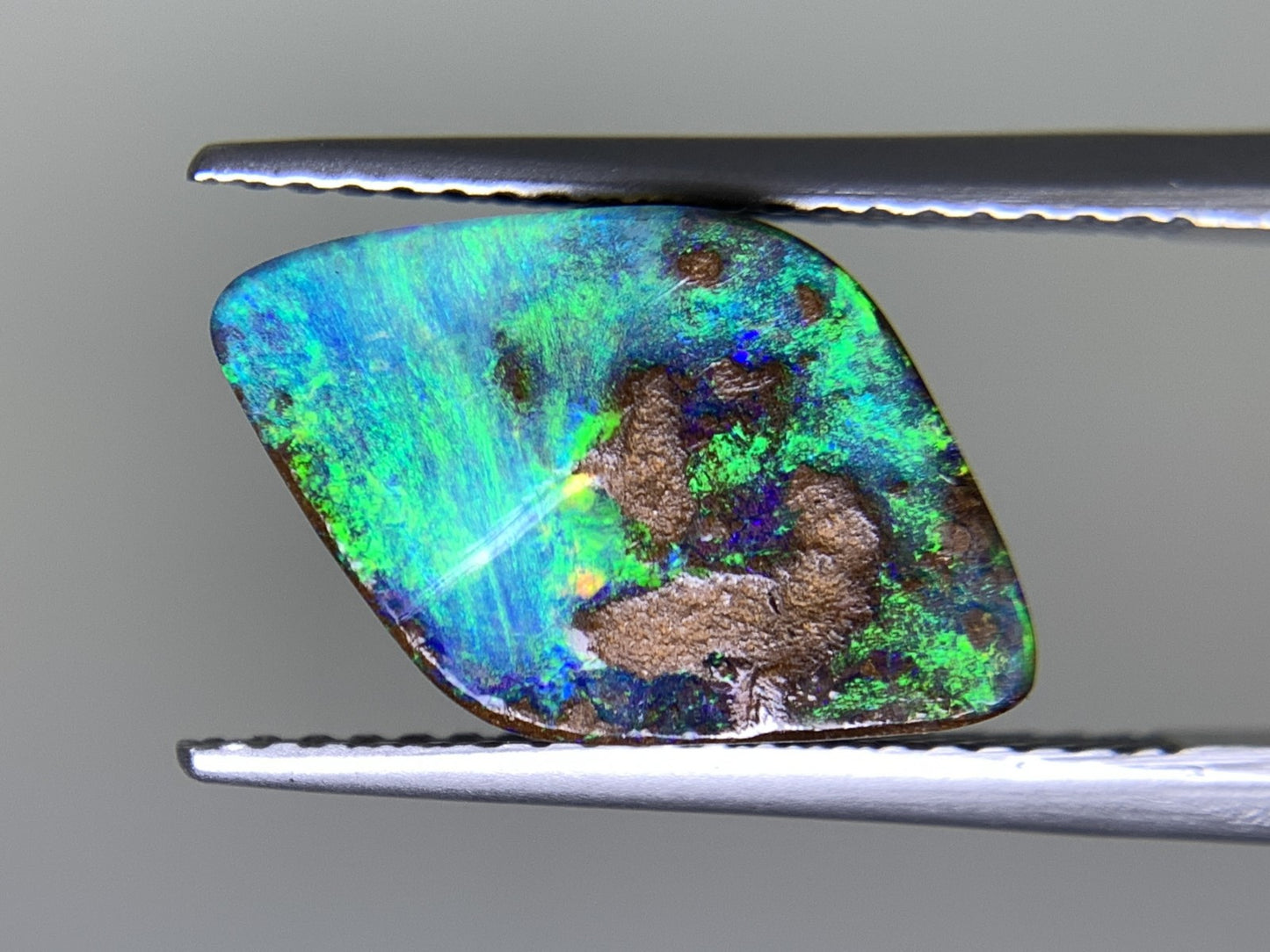 ボルダーオパール 4.680ct  宝石ソーティング付き  15.0㎜×9.4㎜×3.9㎜  天然 ルース（ 裸石 ） 4511Y