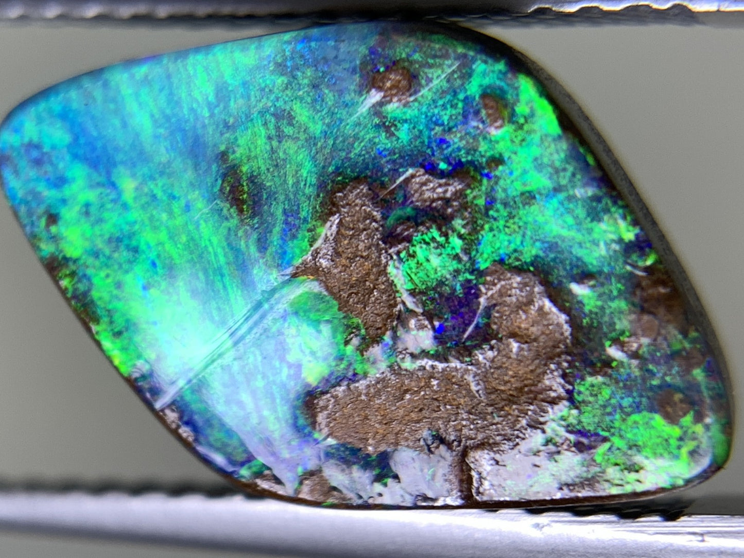 ボルダーオパール 4.680ct  宝石ソーティング付き  15.0㎜×9.4㎜×3.9㎜  天然 ルース（ 裸石 ） 4511Y