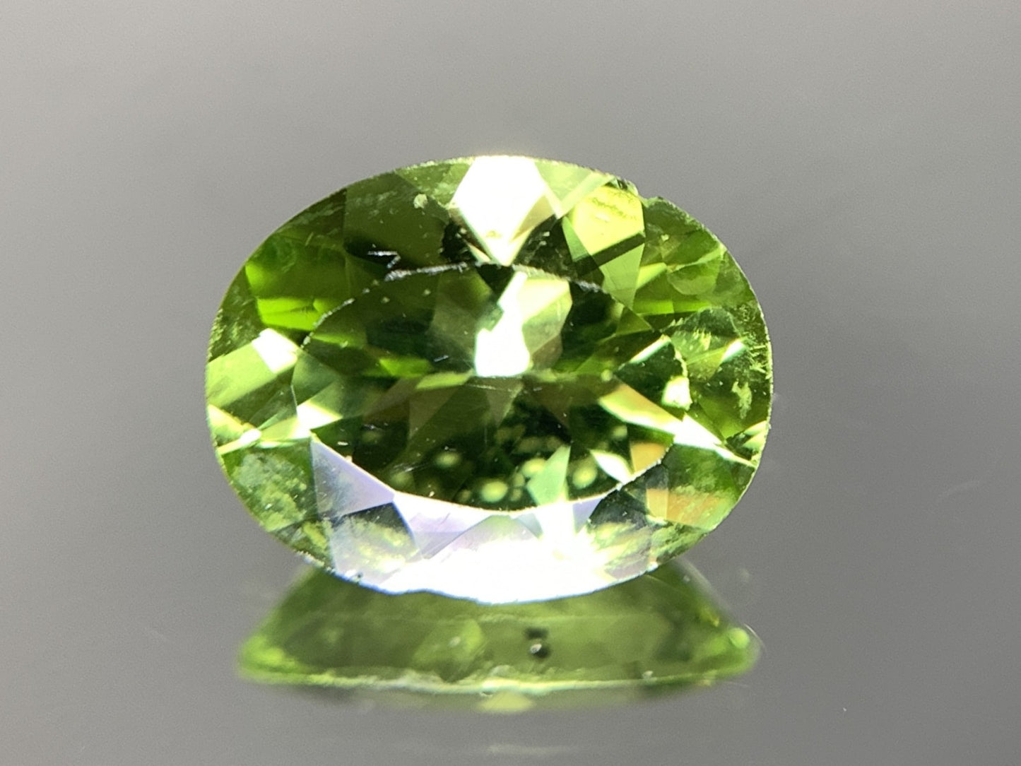 ペリドット 2.300ct  宝石ソーティング付き  9.9㎜×7.7㎜×4.7㎜  天然 ルース（ 裸石 ） 4521Y