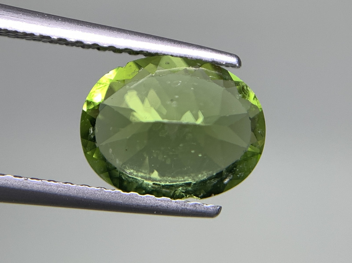 ペリドット 2.300ct  宝石ソーティング付き  9.9㎜×7.7㎜×4.7㎜  天然 ルース（ 裸石 ） 4521Y