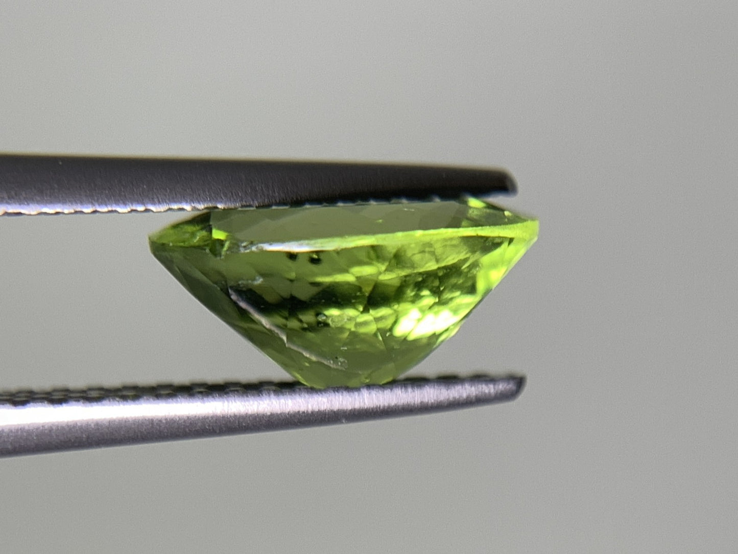 ペリドット 2.300ct  宝石ソーティング付き  9.9㎜×7.7㎜×4.7㎜  天然 ルース（ 裸石 ） 4521Y
