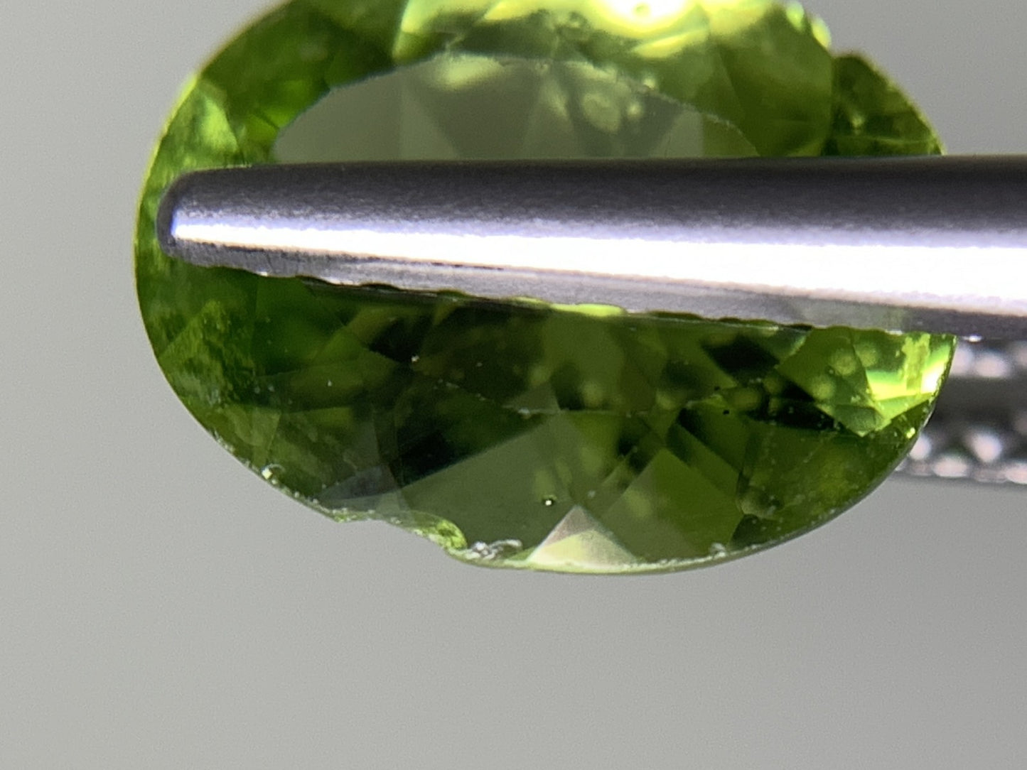 ペリドット 2.300ct  宝石ソーティング付き  9.9㎜×7.7㎜×4.7㎜  天然 ルース（ 裸石 ） 4521Y