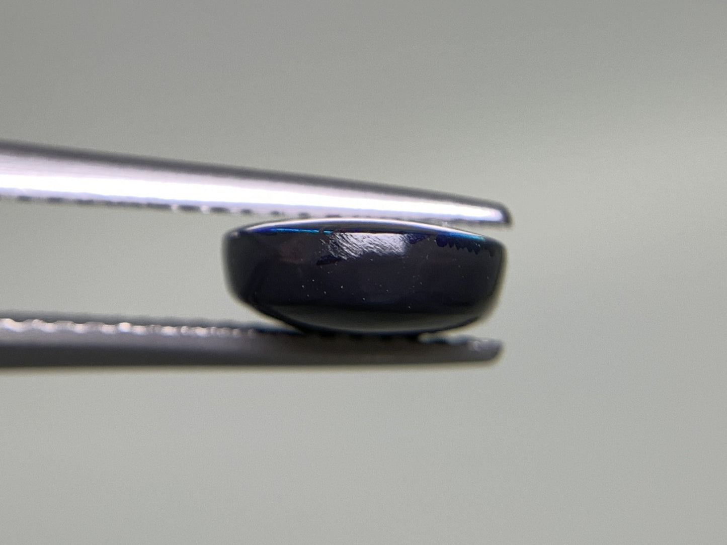 ブラックオパール 1.937ct  中央宝石ソーティング付き  10.6㎜×8.3㎜×3.4㎜  天然 ルース（ 裸石 ） 4524Y