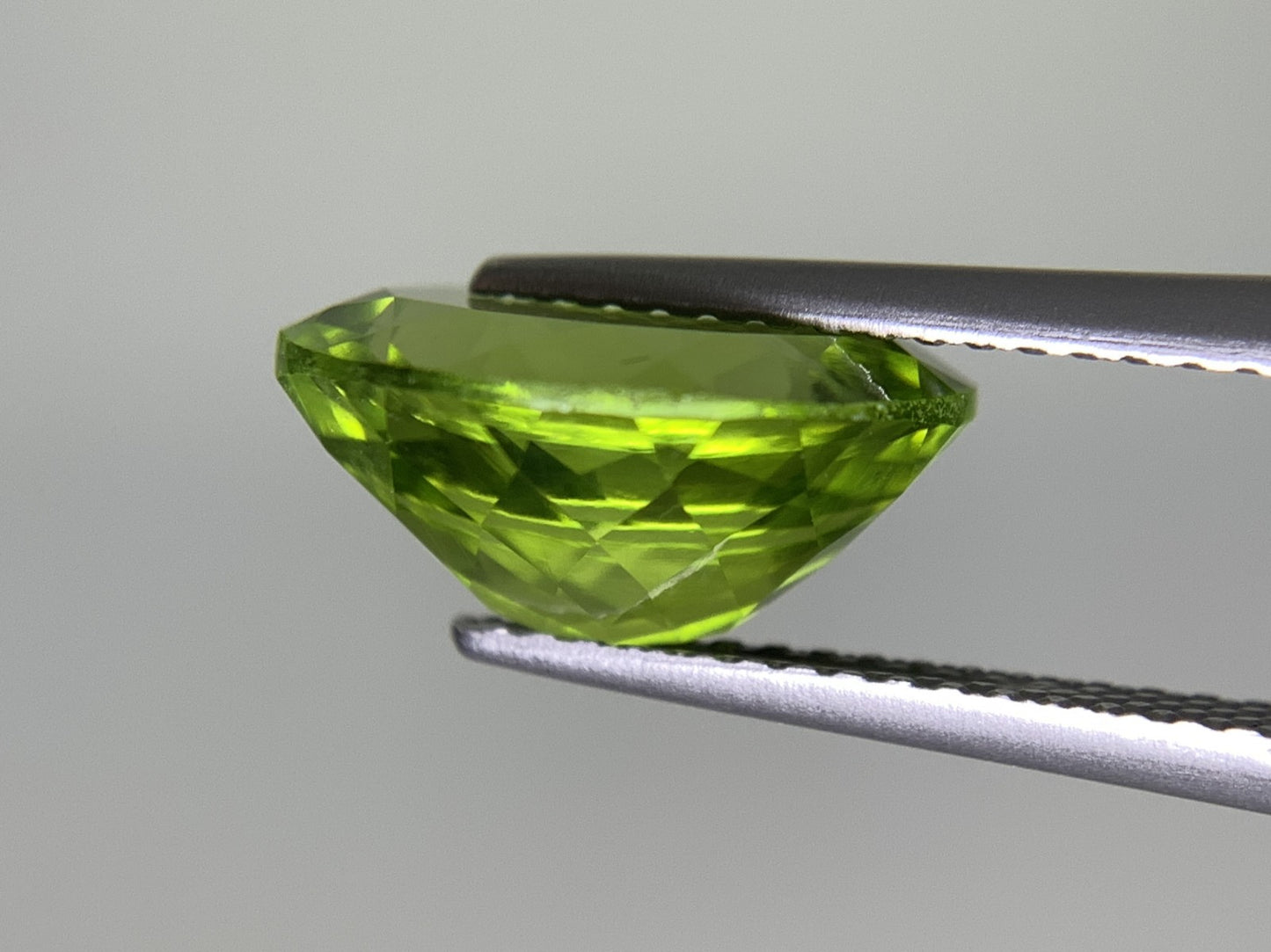 ペリドット 4.572ct  宝石ソーティング付き  11.9㎜×9.7㎜×5.8㎜  天然 ルース（ 裸石 ） 4527Y