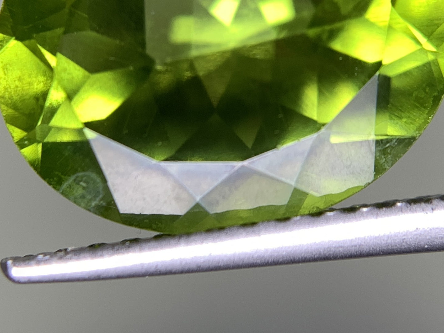 ペリドット 4.572ct  宝石ソーティング付き  11.9㎜×9.7㎜×5.8㎜  天然 ルース（ 裸石 ） 4527Y