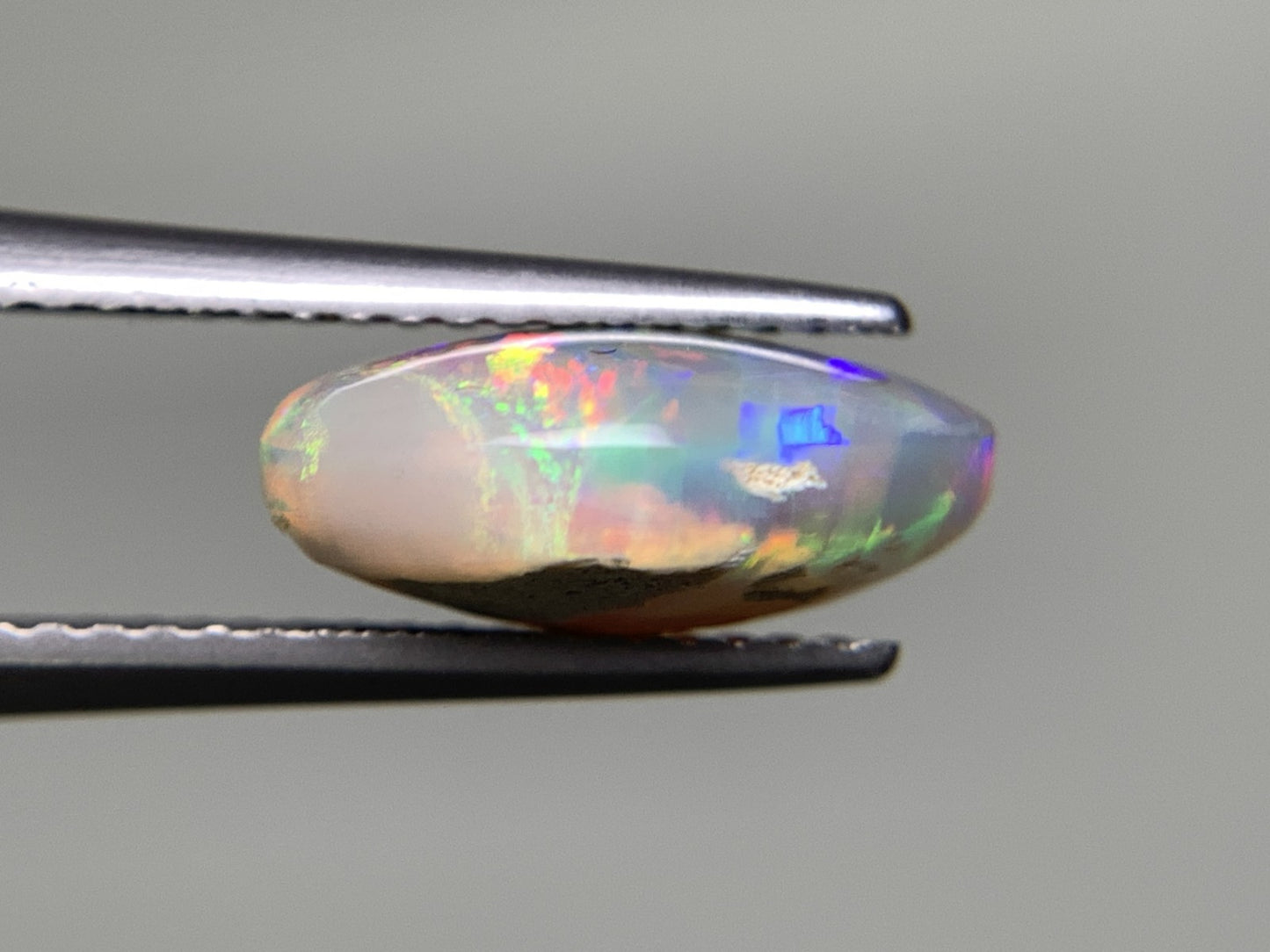 オパール 3.060ct  中央宝石ソーティング付き  12.2㎜×8.9㎜×5.1㎜  天然 ルース（ 裸石 ） 4629Y