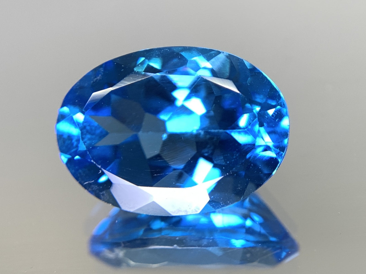 ブルートパーズ 7.313ct  宝石ソーティング付き  14.1㎜×10.2㎜×6.7㎜  天然 ルース（ 裸石 ） 4667Y