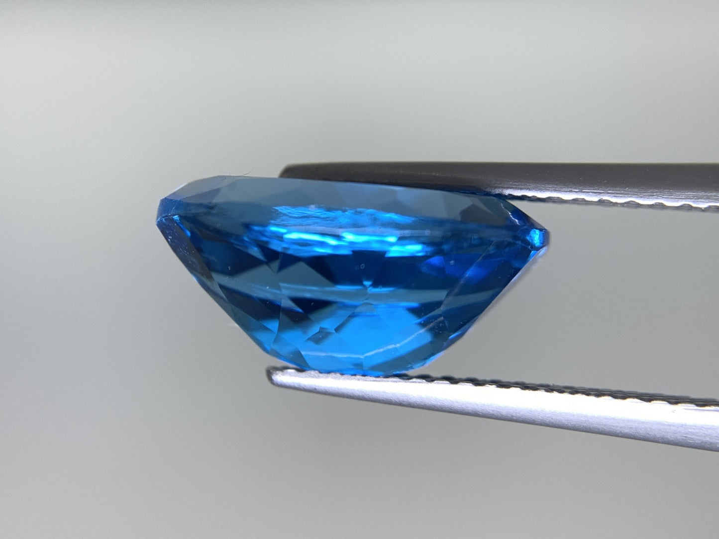 ブルートパーズ 7.313ct  宝石ソーティング付き  14.1㎜×10.2㎜×6.7㎜  天然 ルース（ 裸石 ） 4667Y