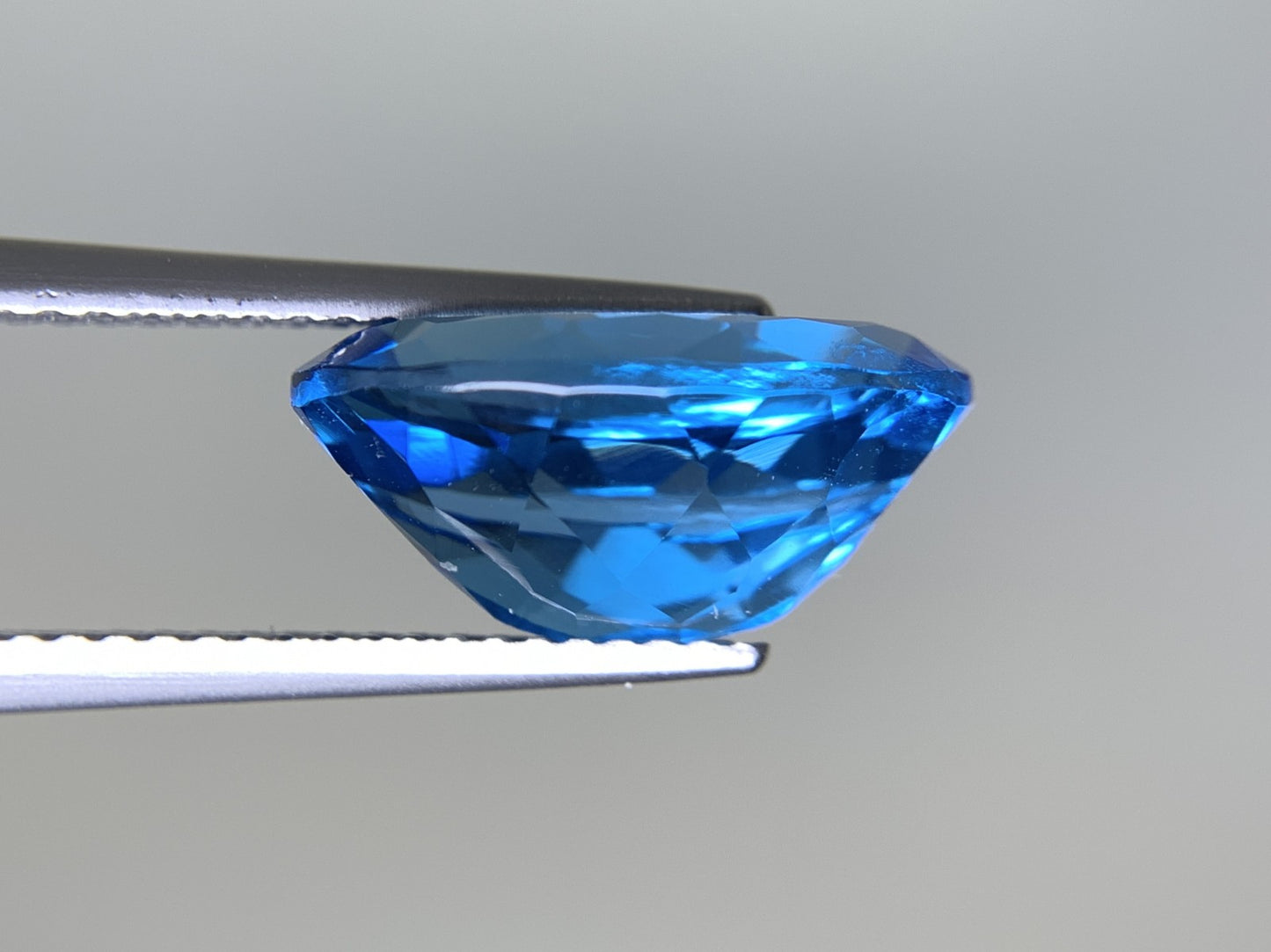 ブルートパーズ 7.313ct  宝石ソーティング付き  14.1㎜×10.2㎜×6.7㎜  天然 ルース（ 裸石 ） 4667Y