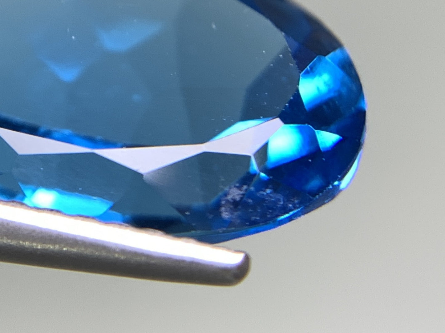 ブルートパーズ 7.313ct  宝石ソーティング付き  14.1㎜×10.2㎜×6.7㎜  天然 ルース（ 裸石 ） 4667Y