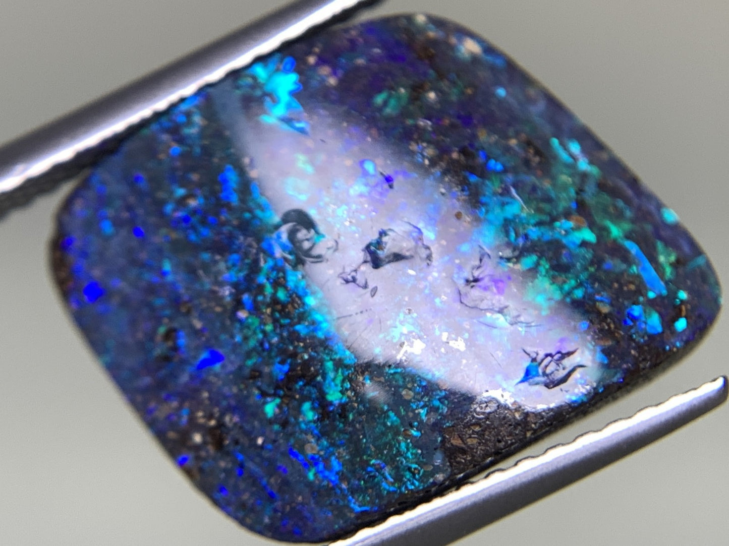 ボルダーオパール 8.803ct  宝石ソーティング付き  15.0㎜×12.9㎜×4.9㎜  天然 ルース（ 裸石 ） 4671Y