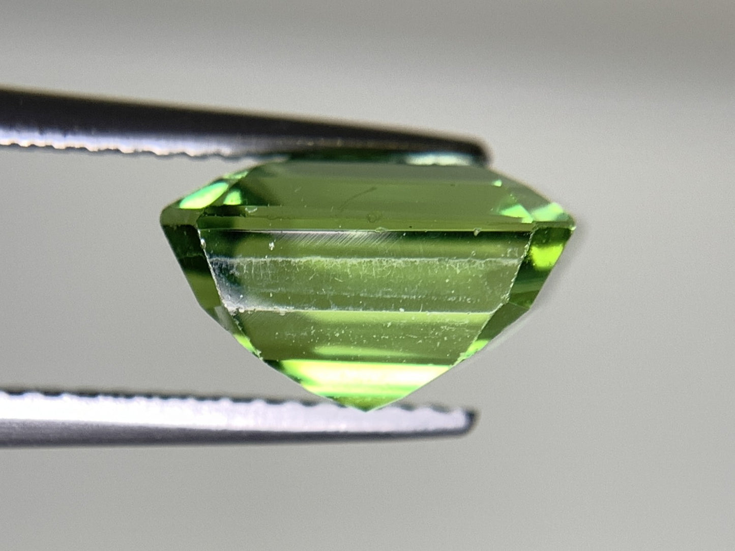 グリーントルマリン 5.117ct  宝石ソーティング付き  10.1㎜×9.0㎜×6.2㎜  天然 ルース（ 裸石 ） 4681Y