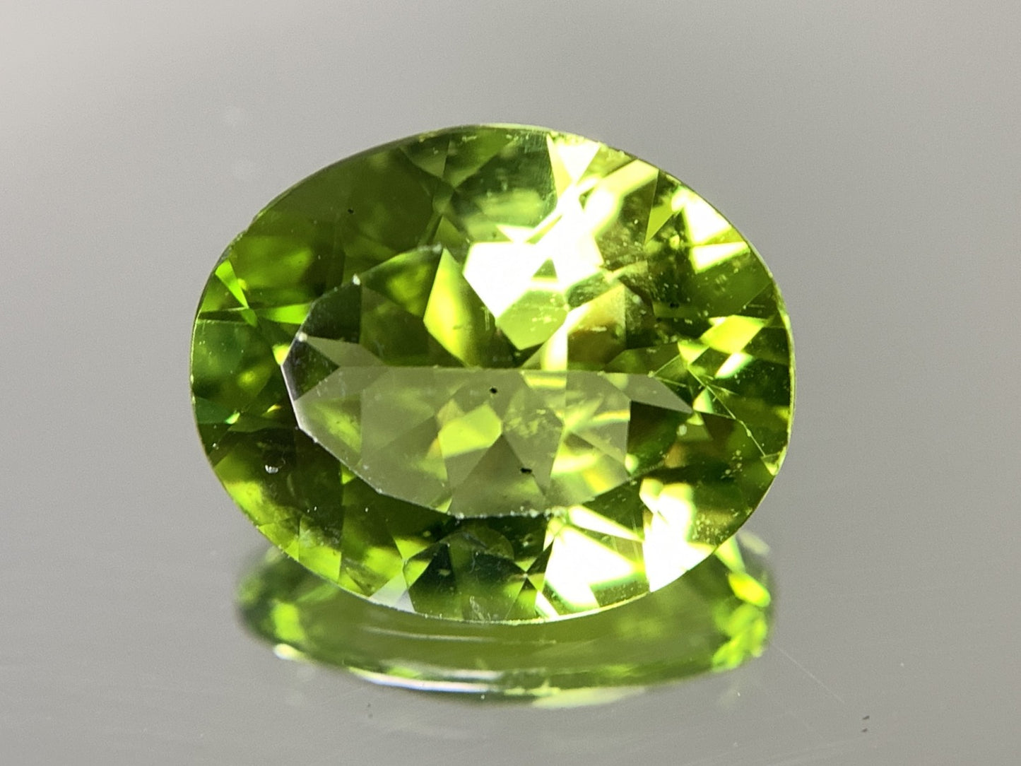 ペリドット 4.379ct  宝石ソーティング付き  11.9㎜×9.9㎜×5.5㎜  天然 ルース（ 裸石 ） 4692Y