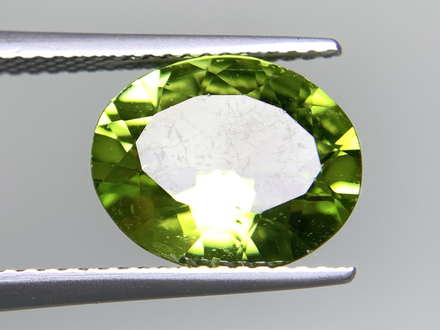 ペリドット 4.379ct  宝石ソーティング付き  11.9㎜×9.9㎜×5.5㎜  天然 ルース（ 裸石 ） 4692Y
