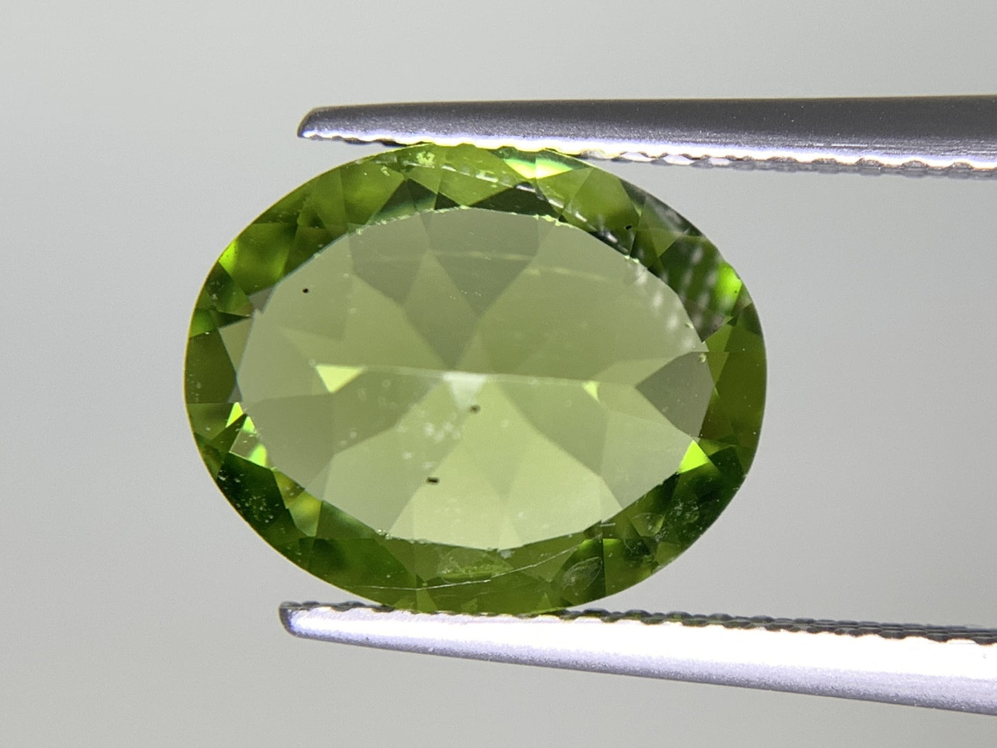 ペリドット 4.379ct  宝石ソーティング付き  11.9㎜×9.9㎜×5.5㎜  天然 ルース（ 裸石 ） 4692Y