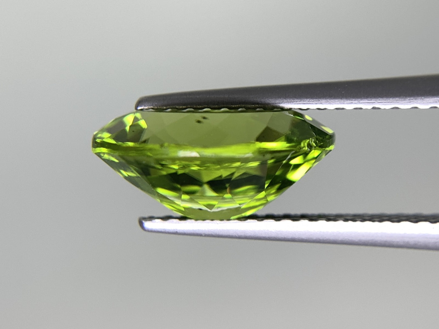ペリドット 4.379ct  宝石ソーティング付き  11.9㎜×9.9㎜×5.5㎜  天然 ルース（ 裸石 ） 4692Y