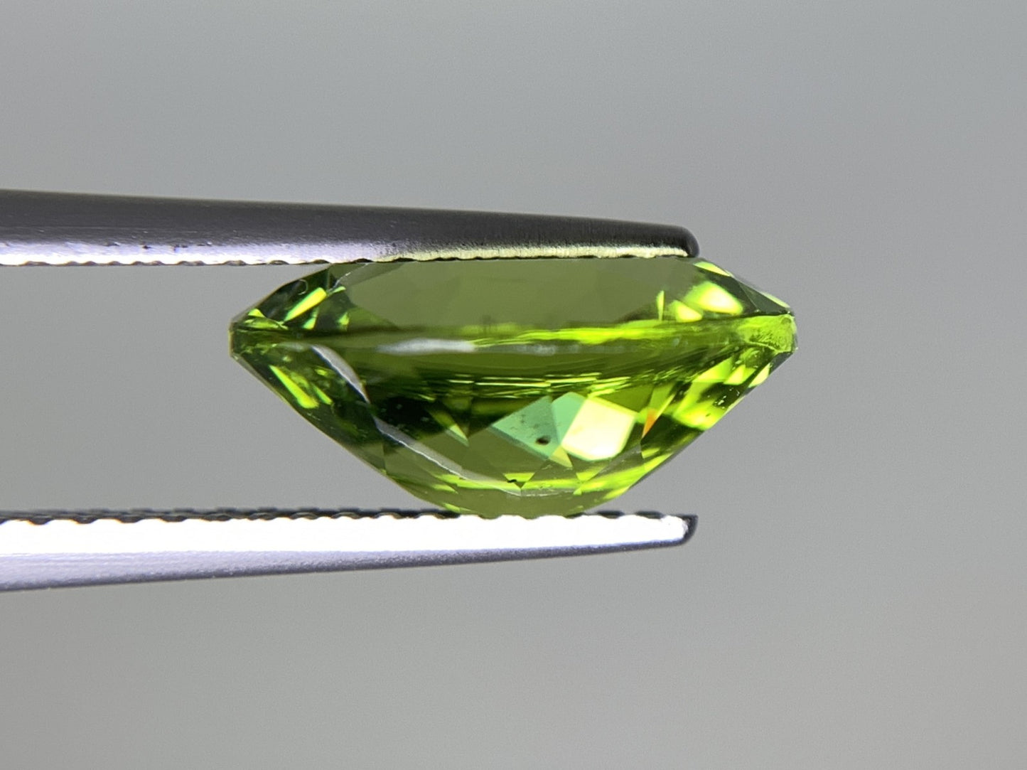 ペリドット 4.379ct  宝石ソーティング付き  11.9㎜×9.9㎜×5.5㎜  天然 ルース（ 裸石 ） 4692Y