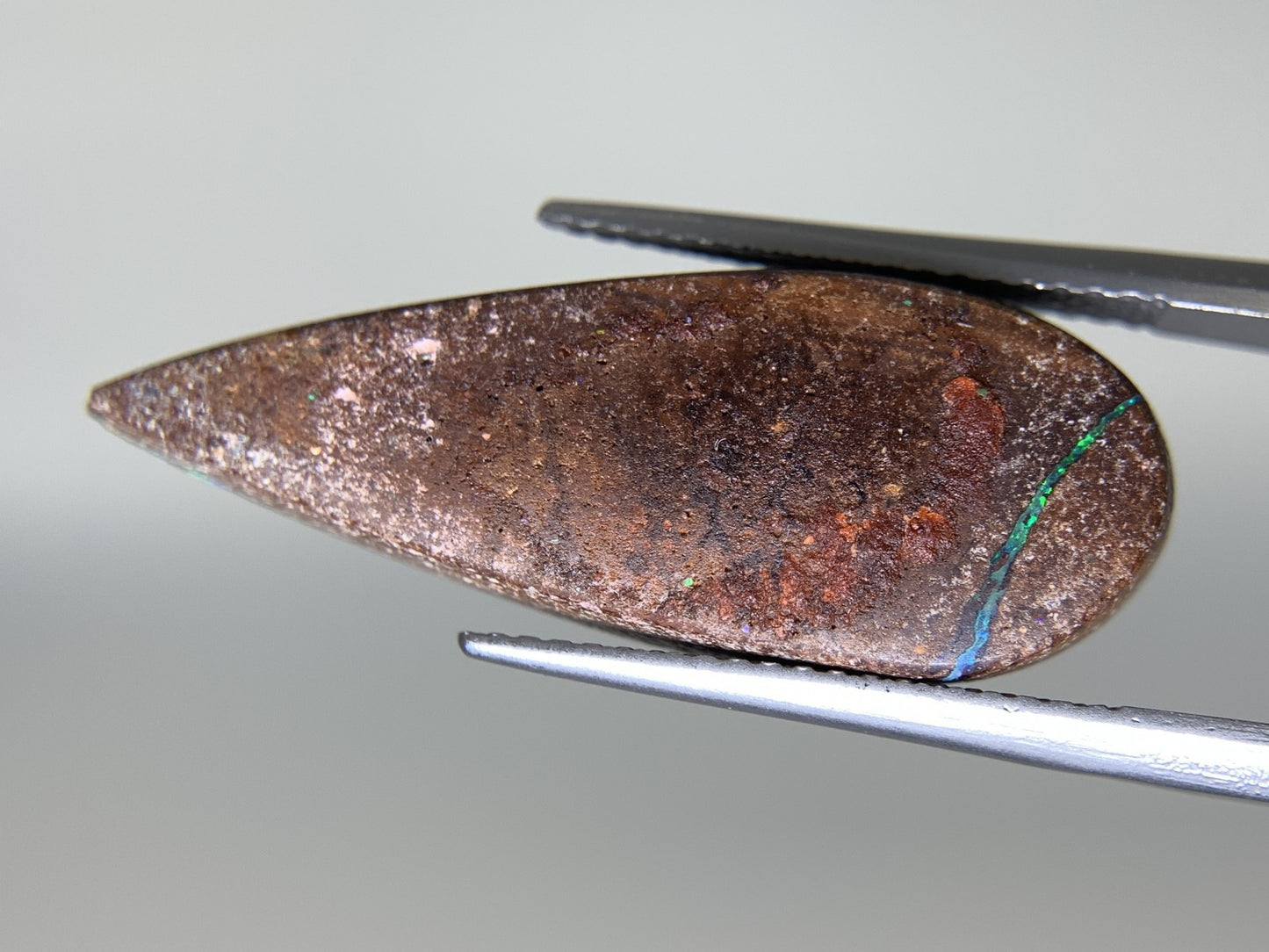 ボルダーオパール 11.830ct  宝石ソーティング付き  29.1㎜×10.8㎜×4.8㎜  天然 ルース（ 裸石 ） 4703Y