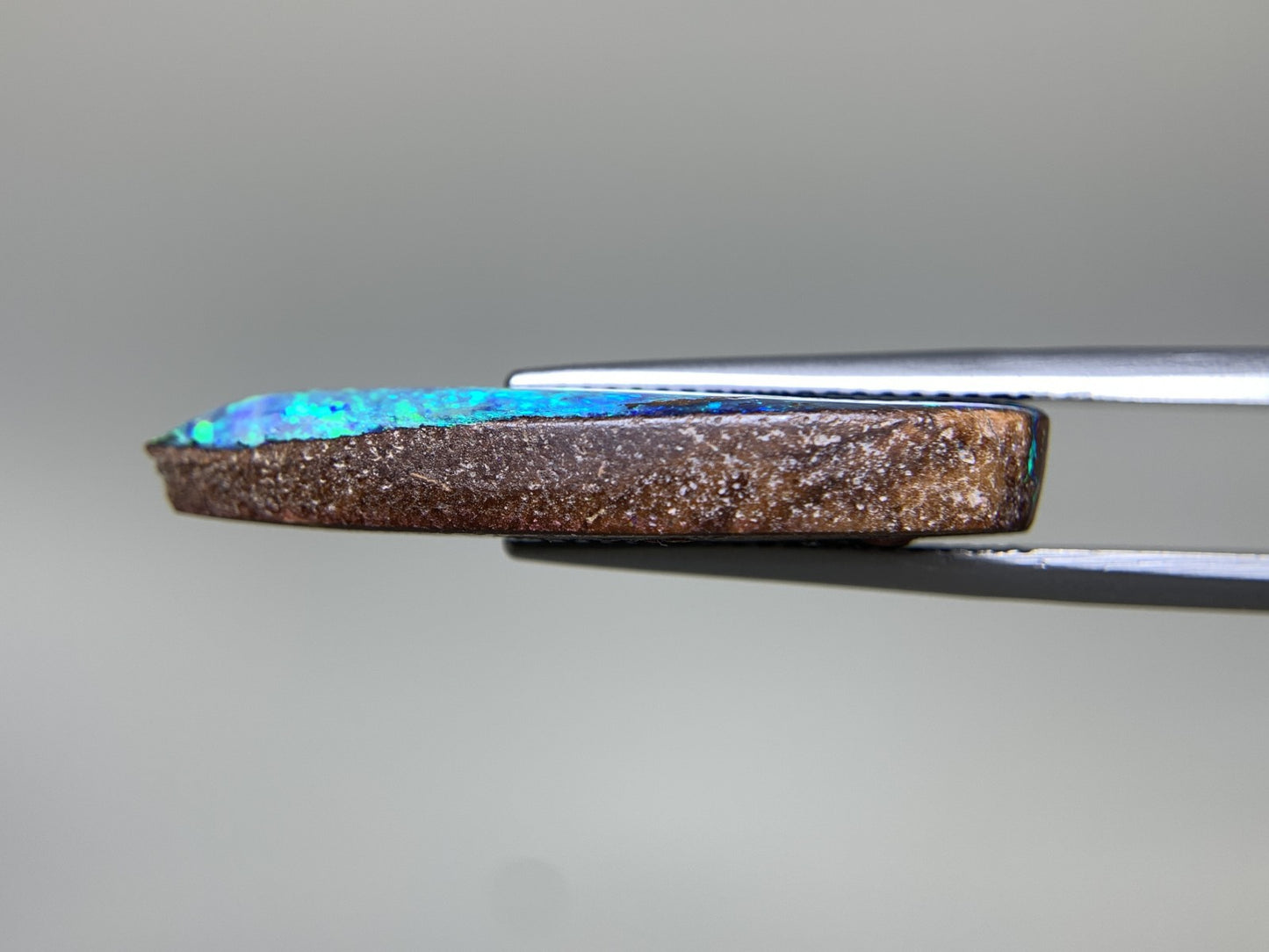 ボルダーオパール 11.830ct  宝石ソーティング付き  29.1㎜×10.8㎜×4.8㎜  天然 ルース（ 裸石 ） 4703Y