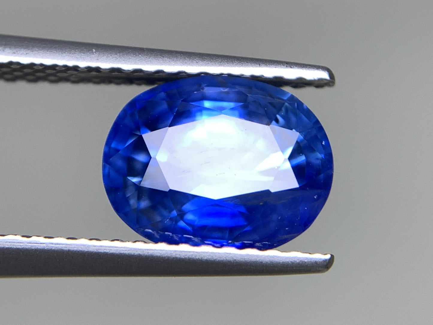 サファイア 3.01ct  AIGS宝石鑑別書付き  Cornflower Blue 9.06㎜×7.31㎜×5.37㎜   天然 ルース（ 裸石 ）   5043Y