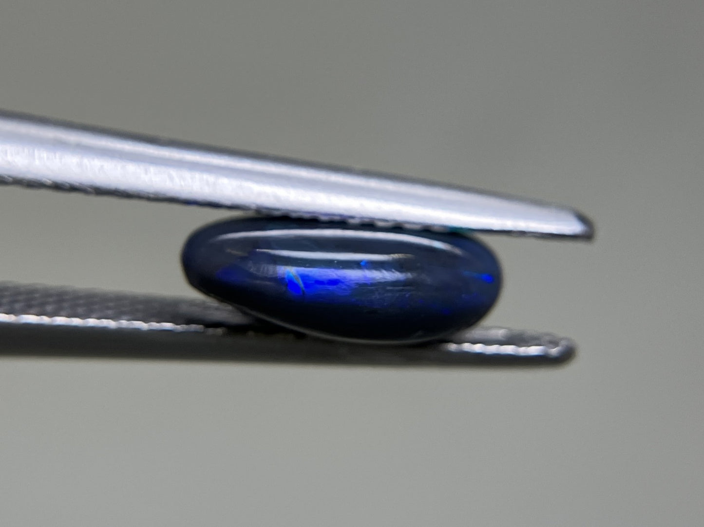 ブラックオパール 1.170ct  中央宝石ソーティング付き  9.4㎜×6.1㎜×3.3㎜  天然 ルース（ 裸石 ） 1974YY