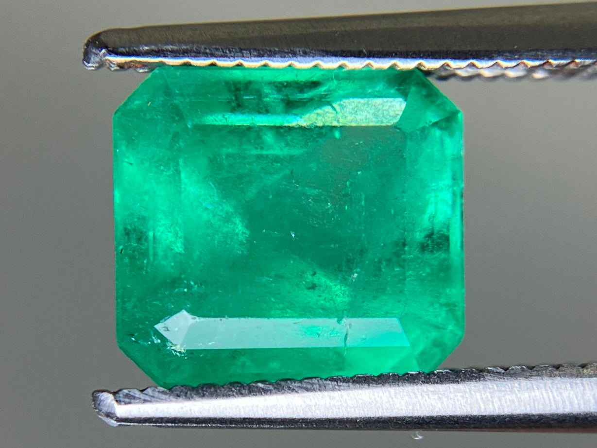 エメラルド 天然 2.462ct 中央宝石ソーティング付き 8.31㎜×7.59㎜×5.79㎜ ルース（ 裸石 ） 6830YY