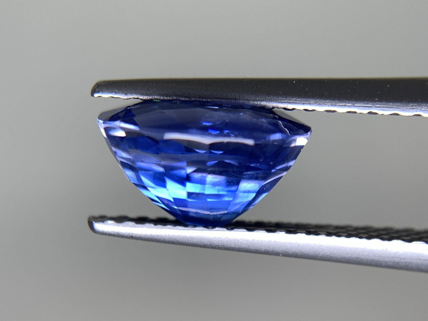 サファイア 3.01ct  AIGS宝石鑑別書付き  Cornflower Blue 9.06㎜×7.31㎜×5.37㎜   天然 ルース（ 裸石 ）   5043Y