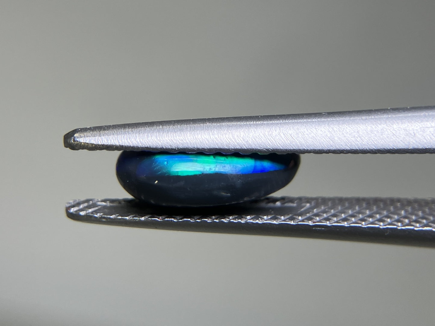 ブラックオパール 1.170ct  中央宝石ソーティング付き  9.4㎜×6.1㎜×3.3㎜  天然 ルース（ 裸石 ） 1974YY