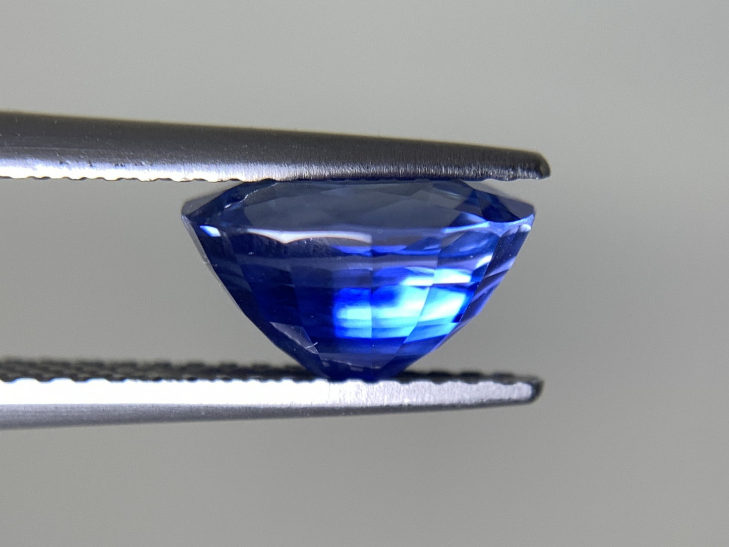 サファイア 3.01ct  AIGS宝石鑑別書付き  Cornflower Blue 9.06㎜×7.31㎜×5.37㎜   天然 ルース（ 裸石 ）   5043Y