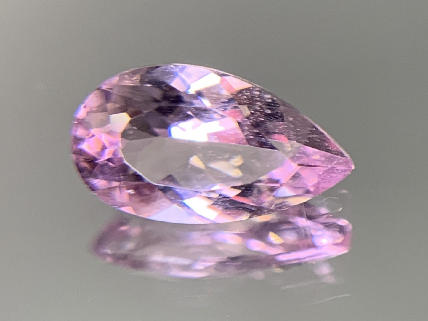 モルガナイト 0.936ct 宝石ソーティング付き  9.9㎜×5.3㎜×3.5㎜  ルース（ 裸石 ） 3520Y