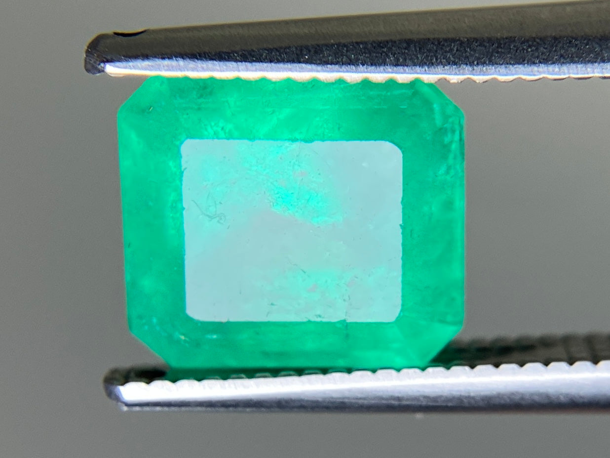 エメラルド 天然 2.462ct 中央宝石ソーティング付き 8.31㎜×7.59㎜×5.79㎜ ルース（ 裸石 ） 6830YY