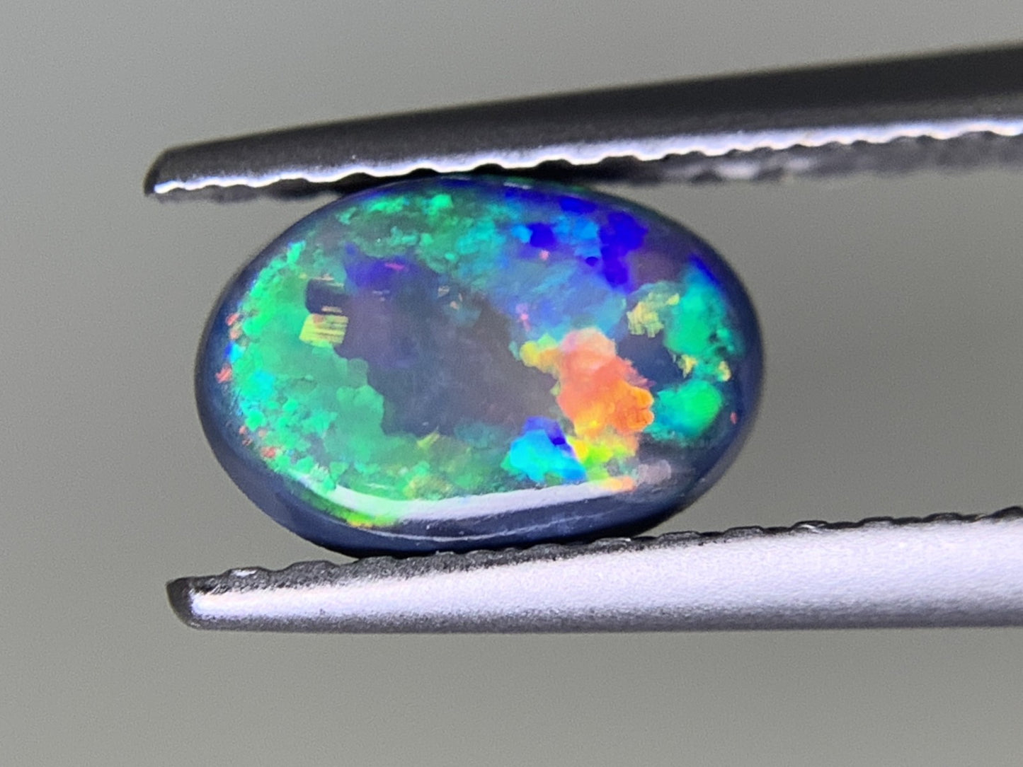 ブラックオパール 0.68ct  宝石ソーティング付き  7.4㎜×5.2㎜×2.7㎜  ルース（ 裸石 ） 1879Y