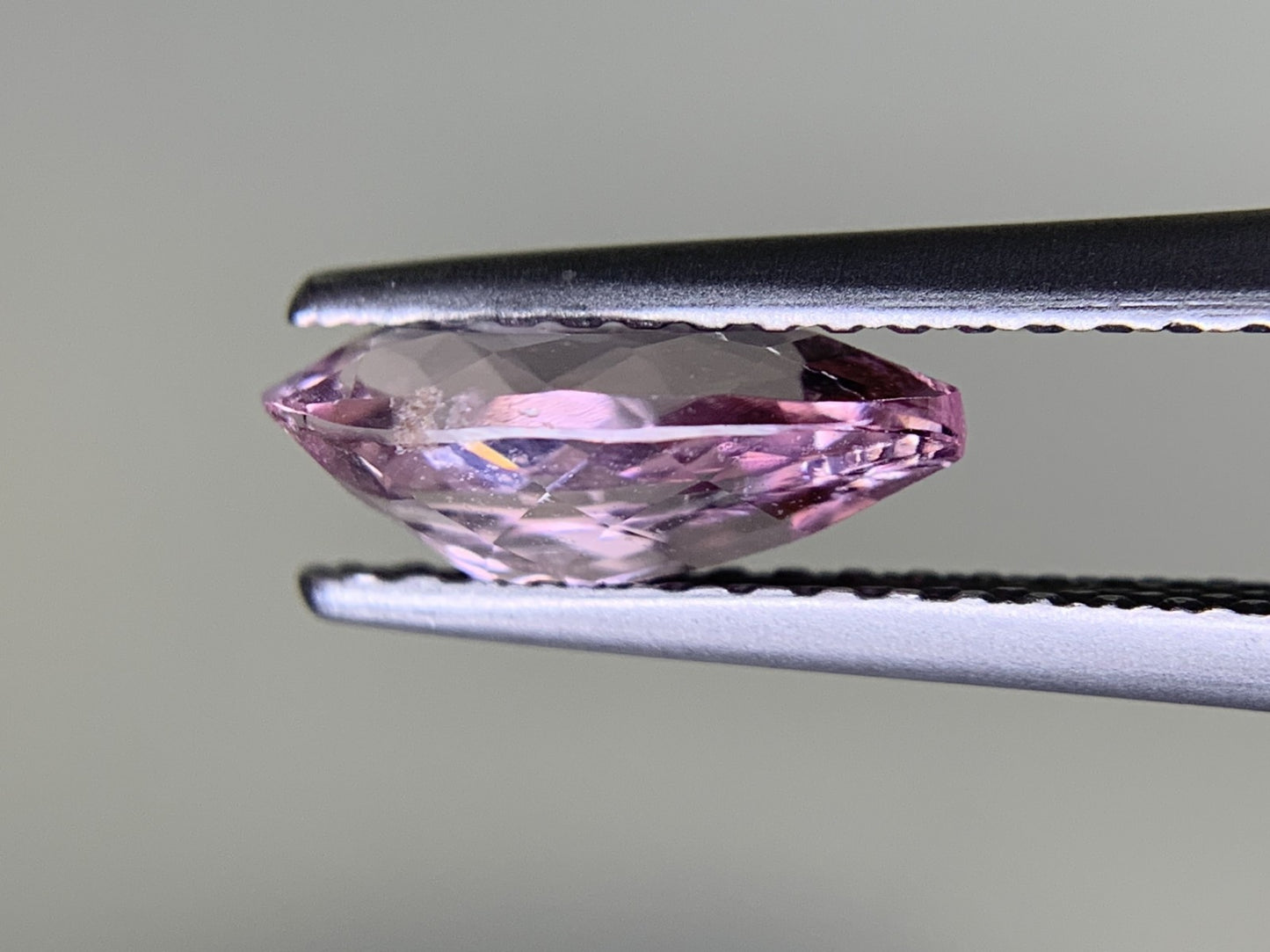 モルガナイト 0.936ct 宝石ソーティング付き  9.9㎜×5.3㎜×3.5㎜  ルース（ 裸石 ） 3520Y