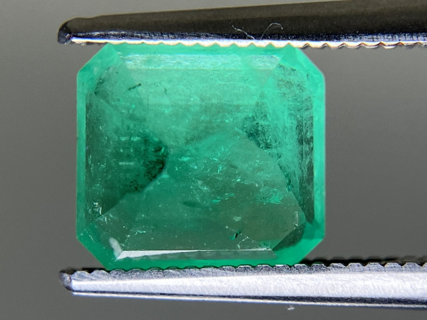 エメラルド 天然 2.462ct 中央宝石ソーティング付き 8.31㎜×7.59㎜×5.79㎜ ルース（ 裸石 ） 6830YY