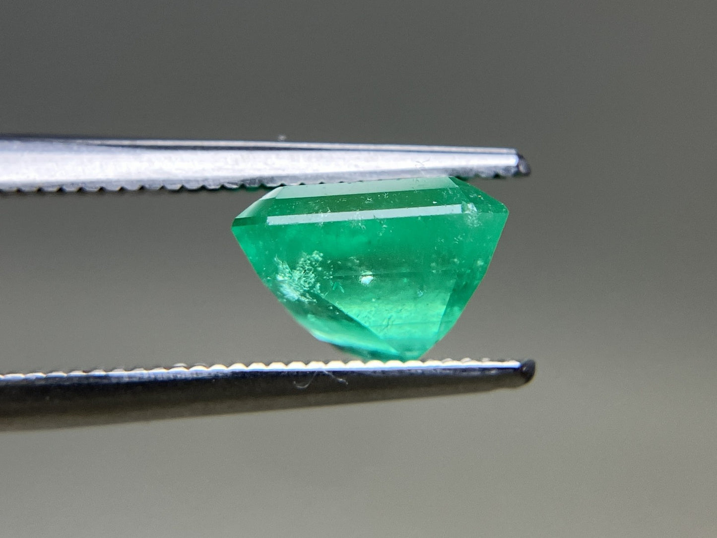 エメラルド 天然 2.462ct 中央宝石ソーティング付き 8.31㎜×7.59㎜×5.79㎜ ルース（ 裸石 ） 6830YY