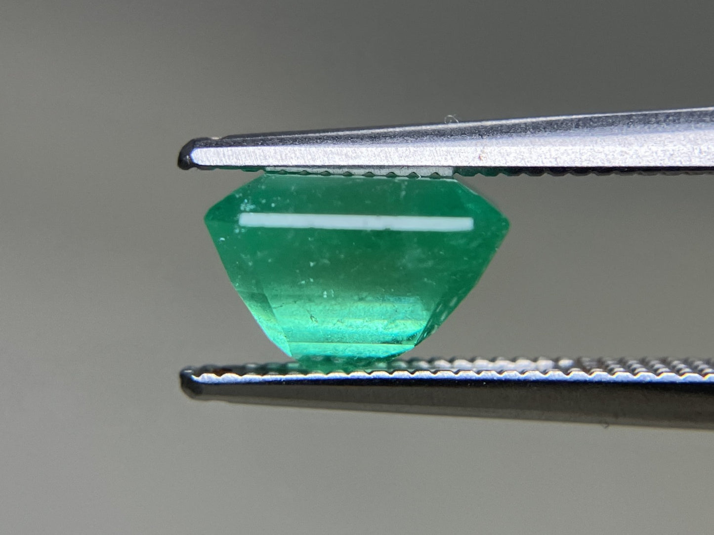 エメラルド 天然 2.462ct 中央宝石ソーティング付き 8.31㎜×7.59㎜×5.79㎜ ルース（ 裸石 ） 6830YY