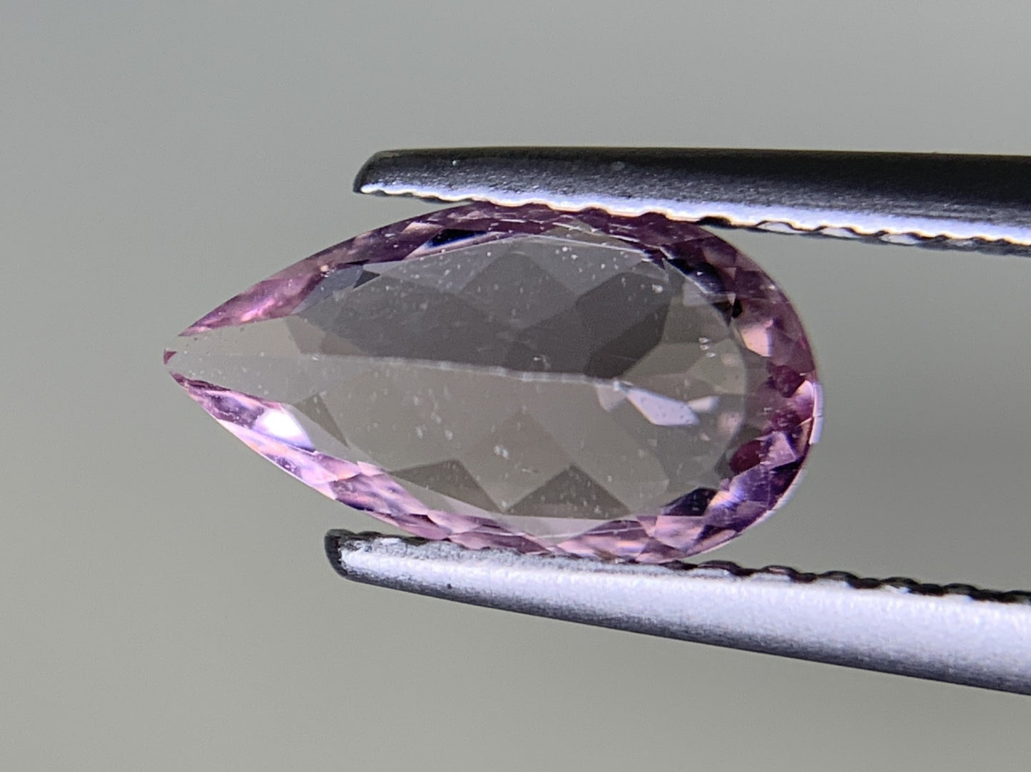 モルガナイト 0.936ct 宝石ソーティング付き  9.9㎜×5.3㎜×3.5㎜  ルース（ 裸石 ） 3520Y
