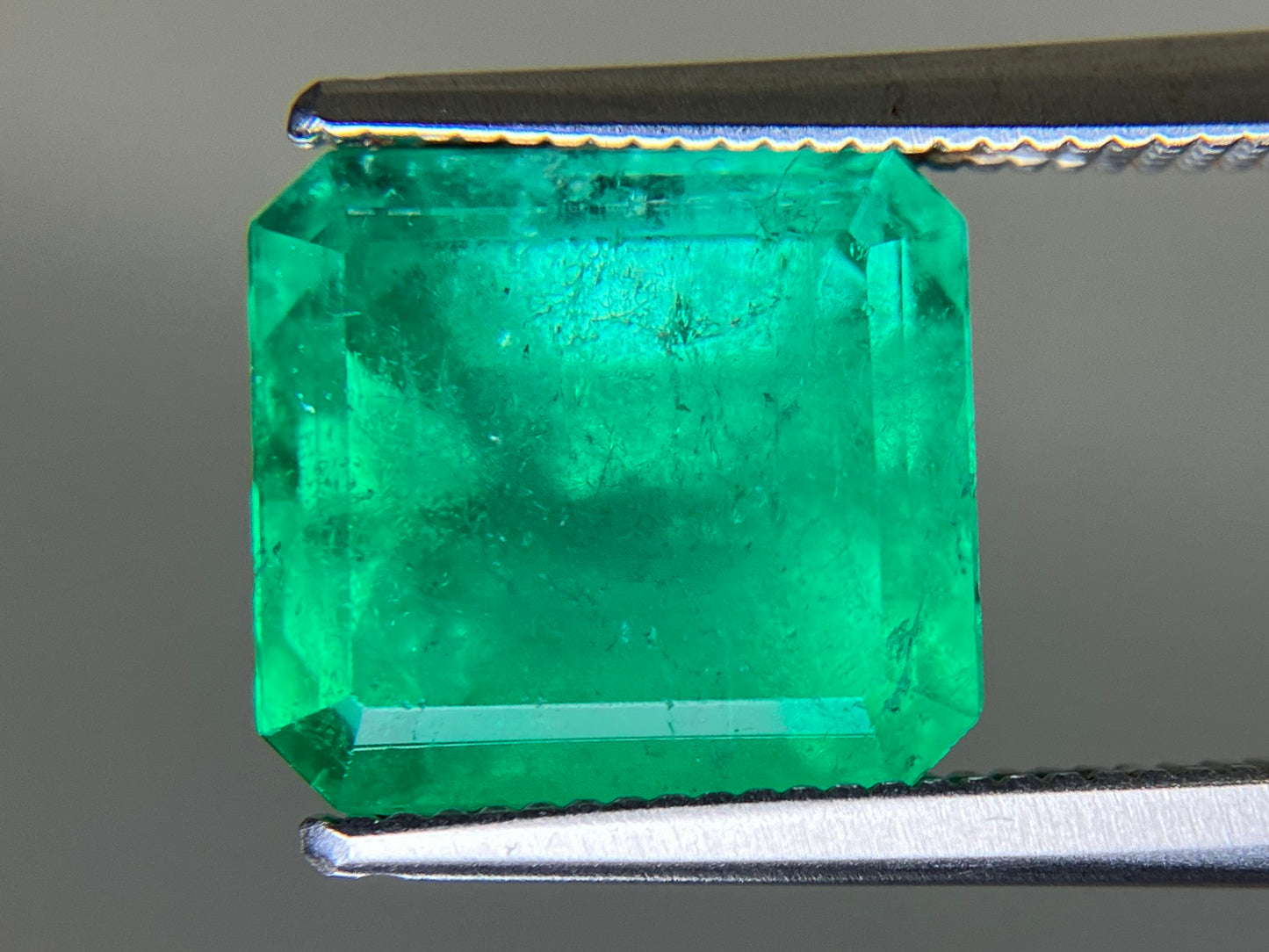 エメラルド 天然 4.966ct 中央宝石ソーティング付き 10.10㎜×9.28㎜×7.43㎜ ルース（ 裸石 ） 6844YY