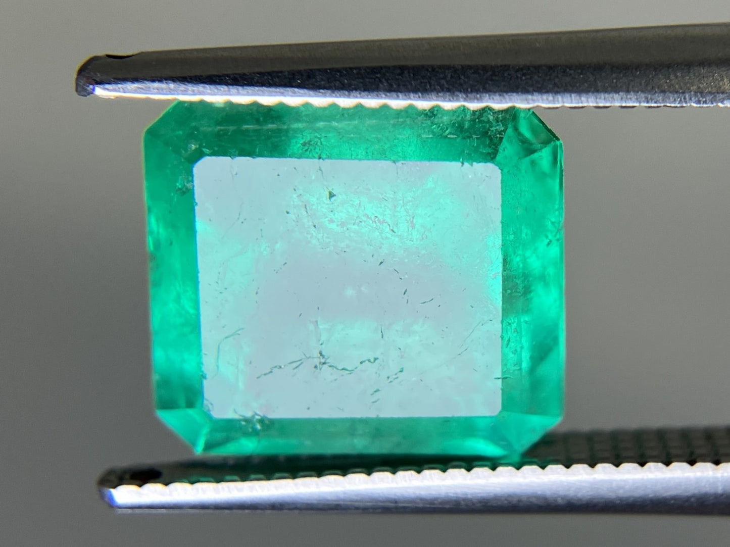 エメラルド 天然 4.966ct 中央宝石ソーティング付き 10.10㎜×9.28㎜×7.43㎜ ルース（ 裸石 ） 6844YY