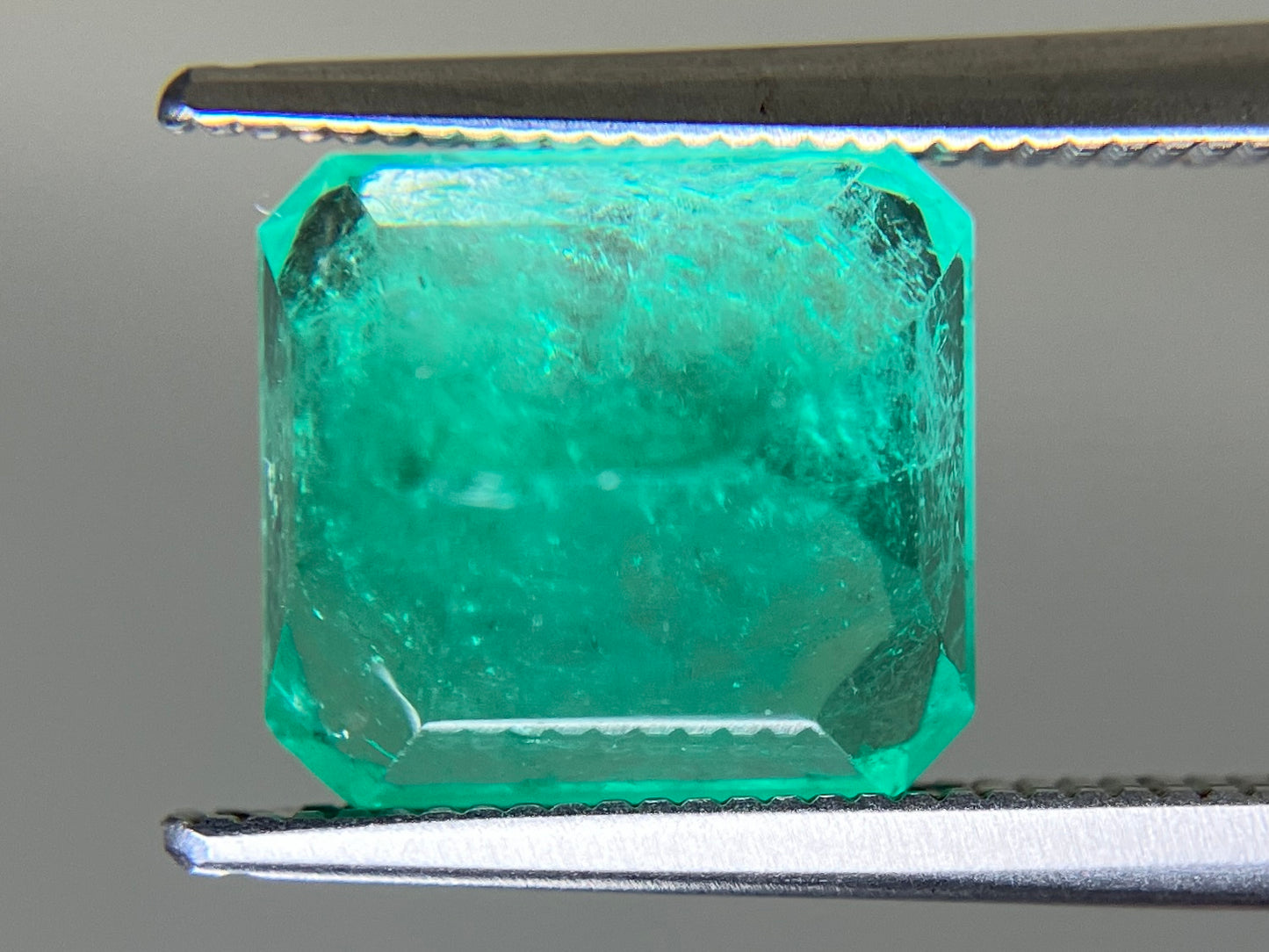 エメラルド 天然 4.966ct 中央宝石ソーティング付き 10.10㎜×9.28㎜×7.43㎜ ルース（ 裸石 ） 6844YY