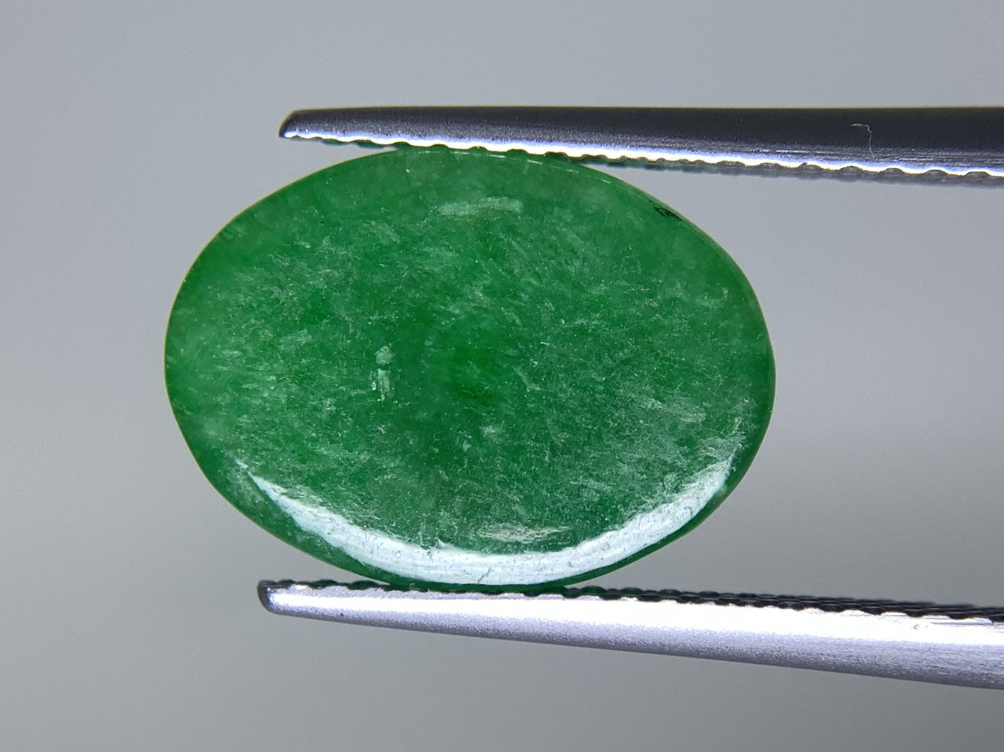 ヒスイ 翡翠  天然  4.876ct   宝石ソーティング付き  13.3㎜×9.8㎜×3.6㎜   ルース（ 裸石 ） 5563Y