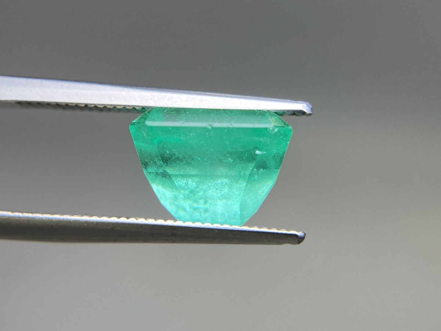 エメラルド 天然 4.966ct 中央宝石ソーティング付き 10.10㎜×9.28㎜×7.43㎜ ルース（ 裸石 ） 6844YY