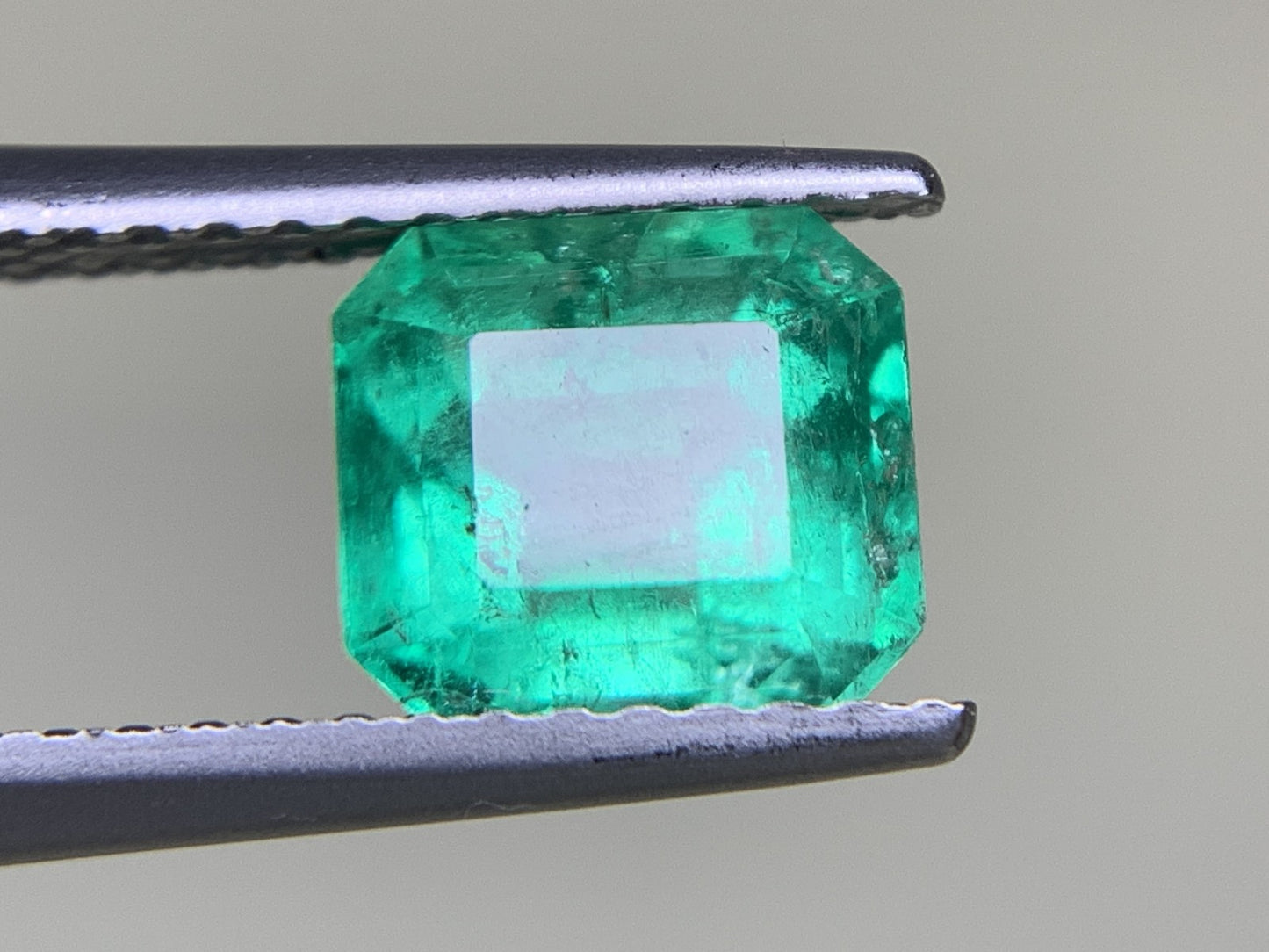 エメラルド 1.409ct 宝石ソーティング付き  6.9㎜×6.5㎜×4.6㎜  ルース（ 裸石 ） 3555Y